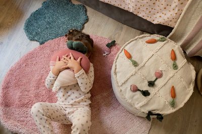 Knitted cushion Ramona the Radish