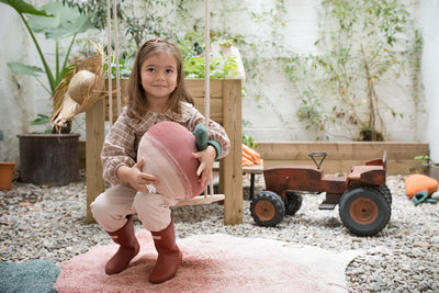 Knitted cushion Ramona the Radish