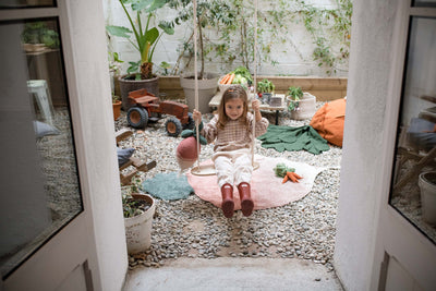 Knitted cushion Ramona the Radish