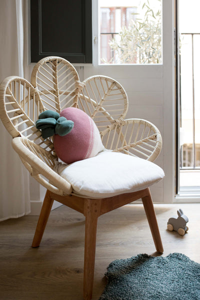 Knitted cushion Ramona the Radish