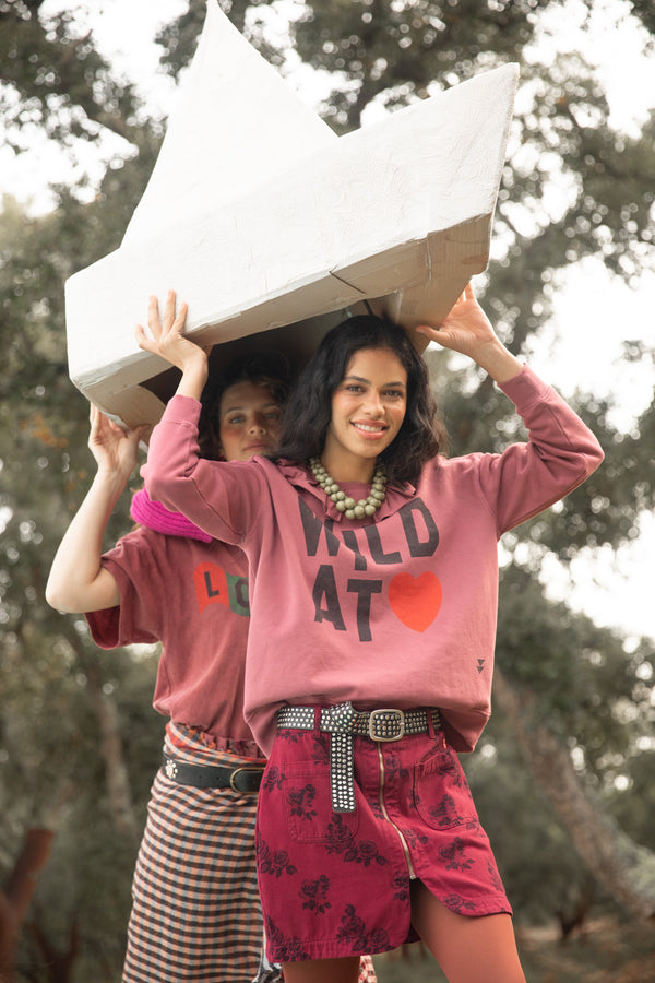 Sweatshirt w/ ruffled collar "wild at heart" print