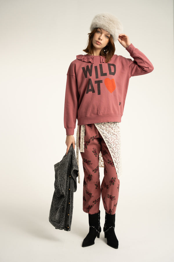 Sweatshirt w/ ruffled collar "wild at heart" print