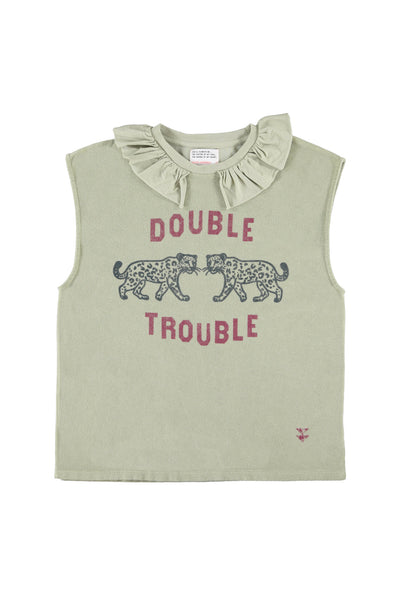 Sleeveless t-shirt w/ ruffled collar "double trouble" print