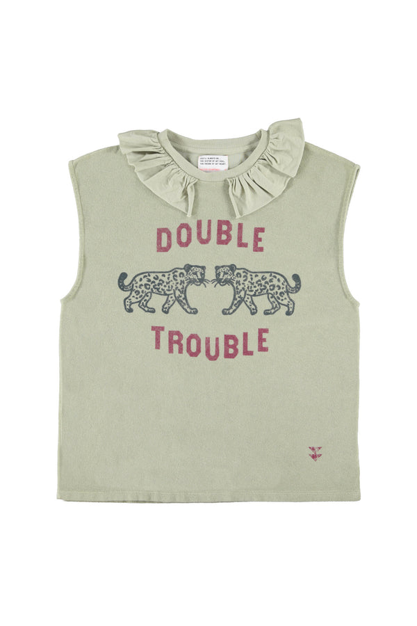 Sleeveless t-shirt w/ ruffled collar "double trouble" print