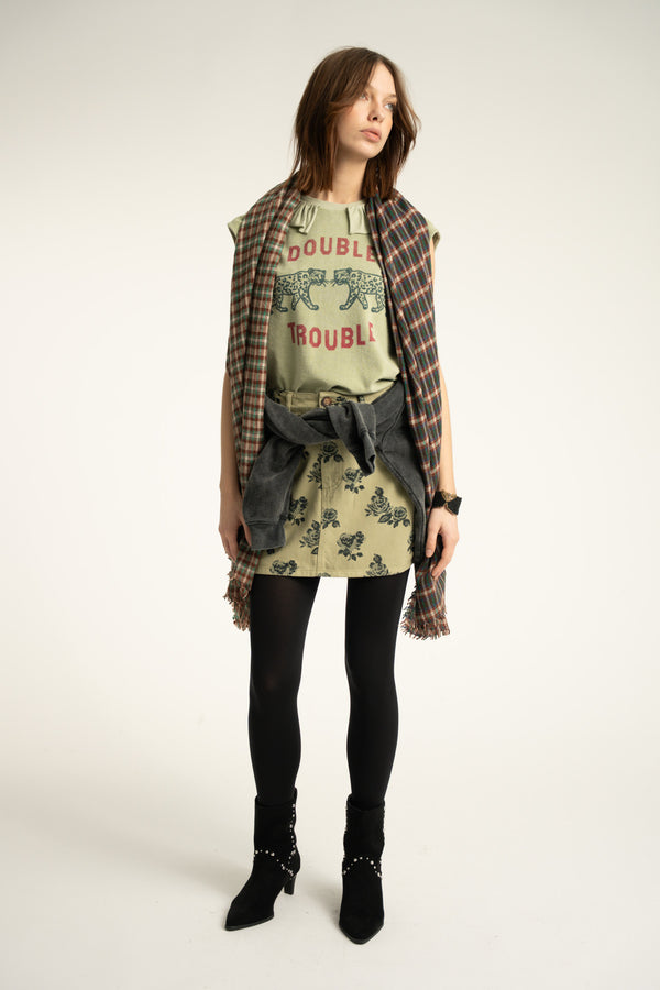 Sleeveless t-shirt w/ ruffled collar "double trouble" print